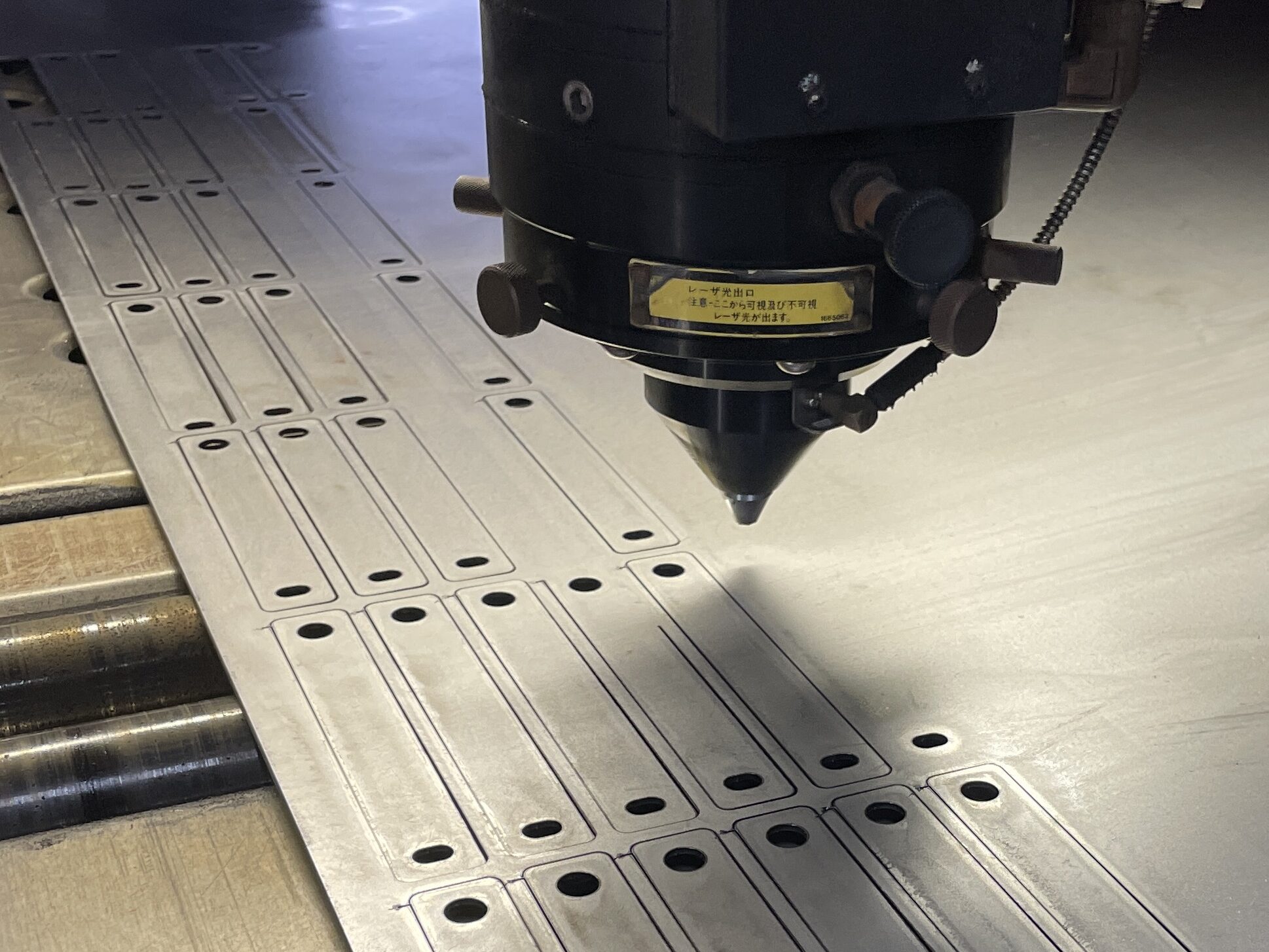 AMADA レーザー加工機 稼働中